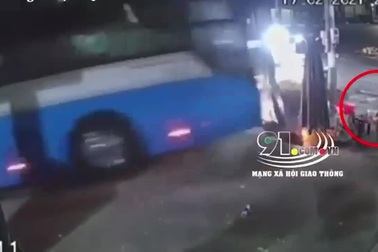 Kinh hoàng khoảnh khắc xe khách mất lái lao lên vỉa hè