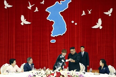 Ông Kim Jong-un tham gia màn ảo thuật trong tiệc chiêu đãi Tổng thống Hàn Quốc