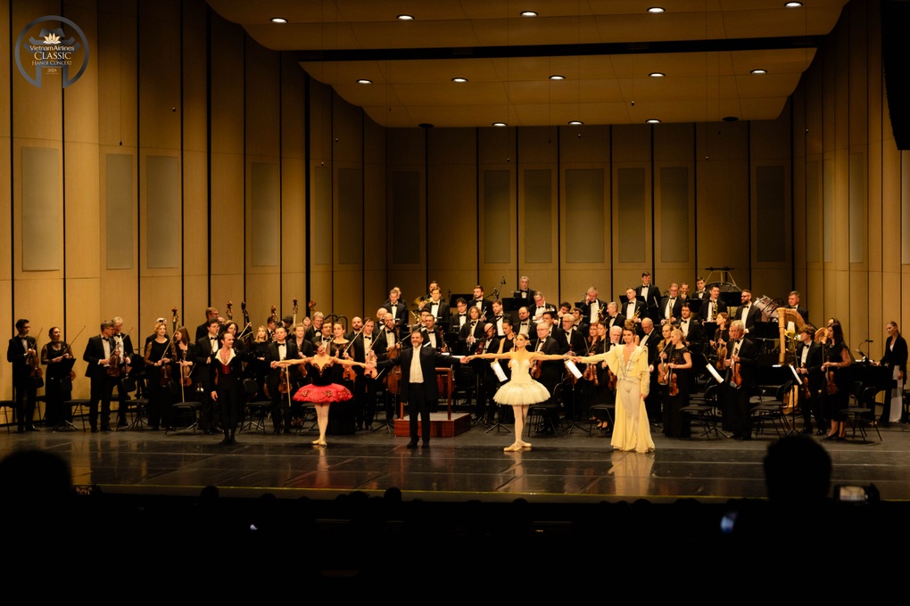 Vietnam Airlines Classic Hanoi Concert 2024: Sự hòa quyện giữa nhạc cổ điển và ballet - 2 Vietnam Airlines Classic Hanoi Concert 2024: Sự hòa quyện giữa nhạc cổ điển và ballet - 2