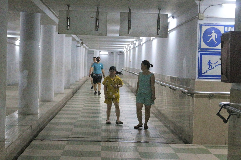 Hà Nội: Công viên đóng cửa, người dân chui xuống lòng đất tập thể dục - 9 Hà Nội: Công viên đóng cửa, người dân chui xuống lòng đất tập thể dục - 9
