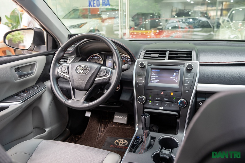 Toyota Camry nhập Mỹ 5 năm tuổi vẫn có giá ngang Camry 2.5Q đập hộp - 5 Toyota Camry nhập Mỹ 5 năm tuổi vẫn có giá ngang Camry 2.5Q đập hộp - 5