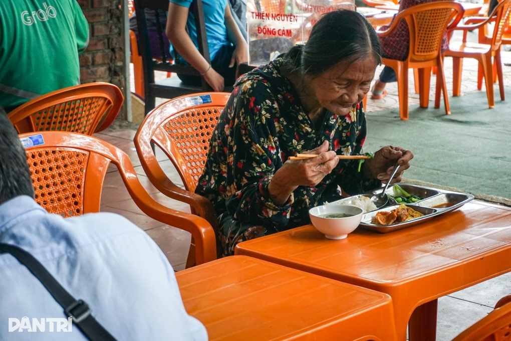 Suất cơm đồng cảm 2.000 đồng ở Đà Nẵng - 4