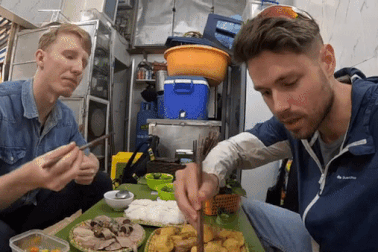 Khách Tây ăn bún đậu mắm tôm ở Hà Nội hết 500.000 đồng, tấm tắc khen ngon