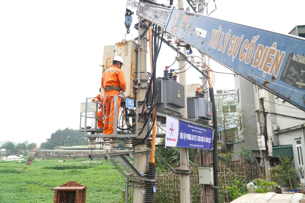 EVNHANOI đảm bảo an toàn cung ứng điện mùa mưa bão - 3 EVNHANOI đảm bảo an toàn cung ứng điện mùa mưa bão - 3