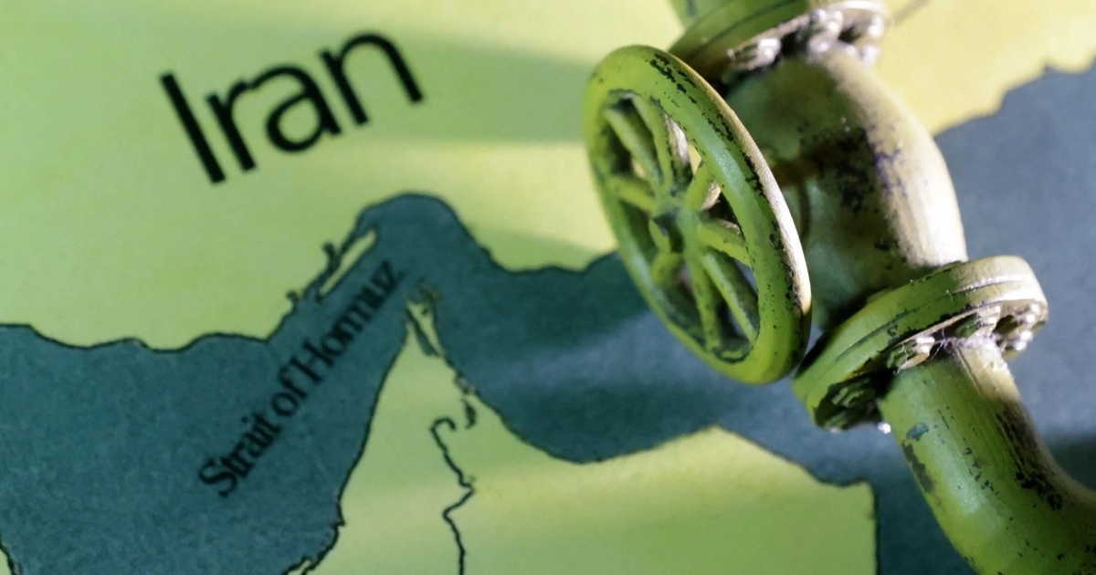 Giá dầu vọt lên kỷ lục sau khi Mỹ ném bom Iran, sắp tới ra sao?