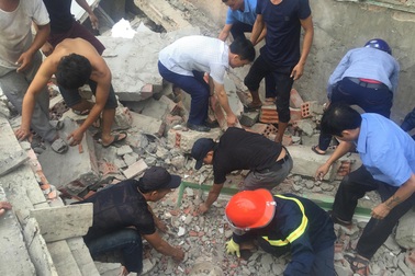 Ngôi nhà đang sửa bất ngờ đổ sập, nghi có người bị vùi lấp