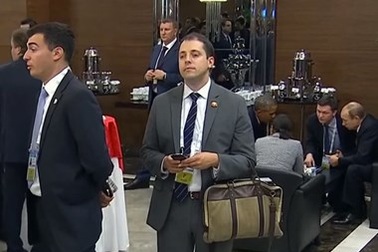 Sốc với người đàn ông bí ẩn đứng nghe lỏm Obama-Putin hội đàm