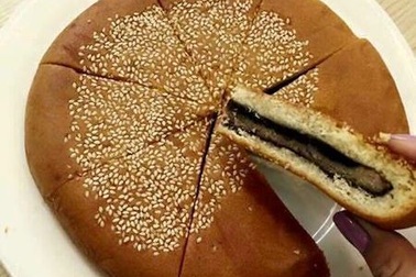 Kỳ dị bánh trung thu Hồng Kông to như pizza, giá 50 ngàn đồng/chiếc