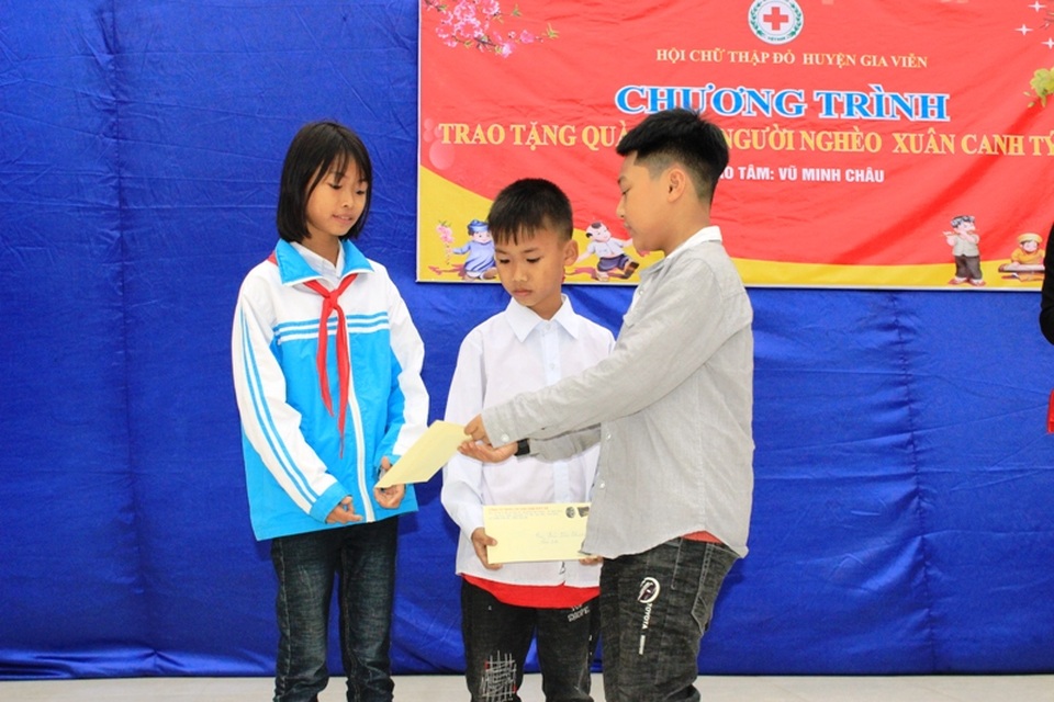 Cậu bé 9 tuổi dành tiền mừng tuổi giúp học sinh mồ côi ăn Tết - 2 Cậu bé 9 tuổi dành tiền mừng tuổi giúp học sinh mồ côi ăn Tết - 2