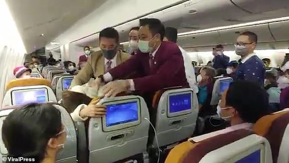 Khách Trung Quốc ho vào mặt tiếp viên hàng không vì phải chờ lâu - 2 Khách Trung Quốc ho vào mặt tiếp viên hàng không vì phải chờ lâu - 2