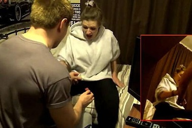 Màn cầu hôn bằng nhện dọa bạn gái sợ chết khiếp gây tranh cãi