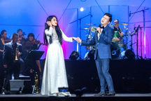 Vũ Thắng Lợi khiêu vũ với vợ trên sân khấu "Hà Nội riêng tôi"