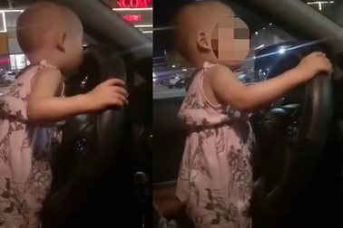 Giật mình xem bé 2 tuổi cầm vô lăng chiếc ô tô đang chạy trên quốc lộ