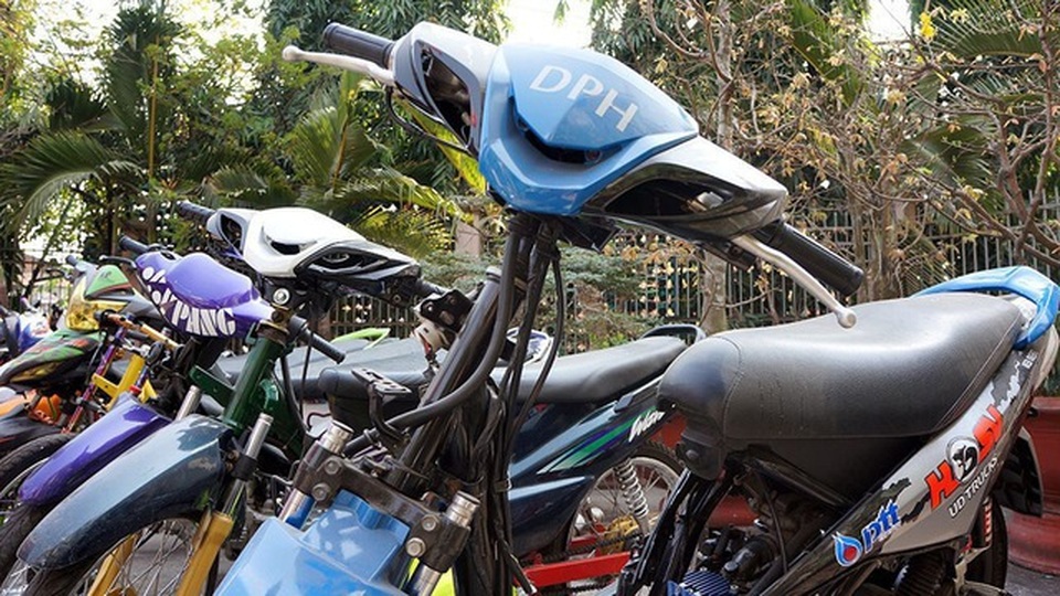 Hàng trăm “quái xế” bỏ chạy, một chiến sĩ công an bị tông trọng thương - 2 Hàng trăm “quái xế” bỏ chạy, một chiến sĩ công an bị tông trọng thương - 2