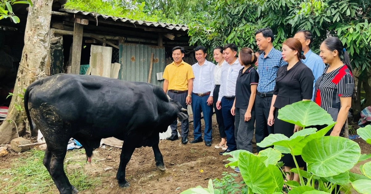 Ông Nguyễn Văn Mạnh, Phó Bí thư Đảng ủy phường Nghi Thu chia sẻ về mô hình cán bộ góp ngày lương giúp dân thoát nghèo (Ảnh: Hoàng Lam).