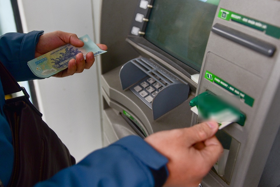 Hà Nội: Cây ATM thiếu nước rửa tay, người dân lo ngại lây lan dịch - 4 Hà Nội: Cây ATM thiếu nước rửa tay, người dân lo ngại lây lan dịch - 4