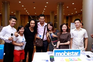 Trung Quân Idol, Phạm Anh Khoa hào hứng trao giải tới khán giả trải nghiệm smartphone Mobiistar