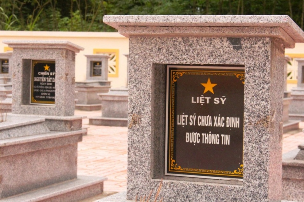 Ấm lòng khi mộ liệt sĩ từng xuống cấp đã được thay áo mới - 7