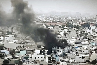 Cảnh sát giải cứu nhiều người mắc kẹt trong vụ cháy ở TPHCM