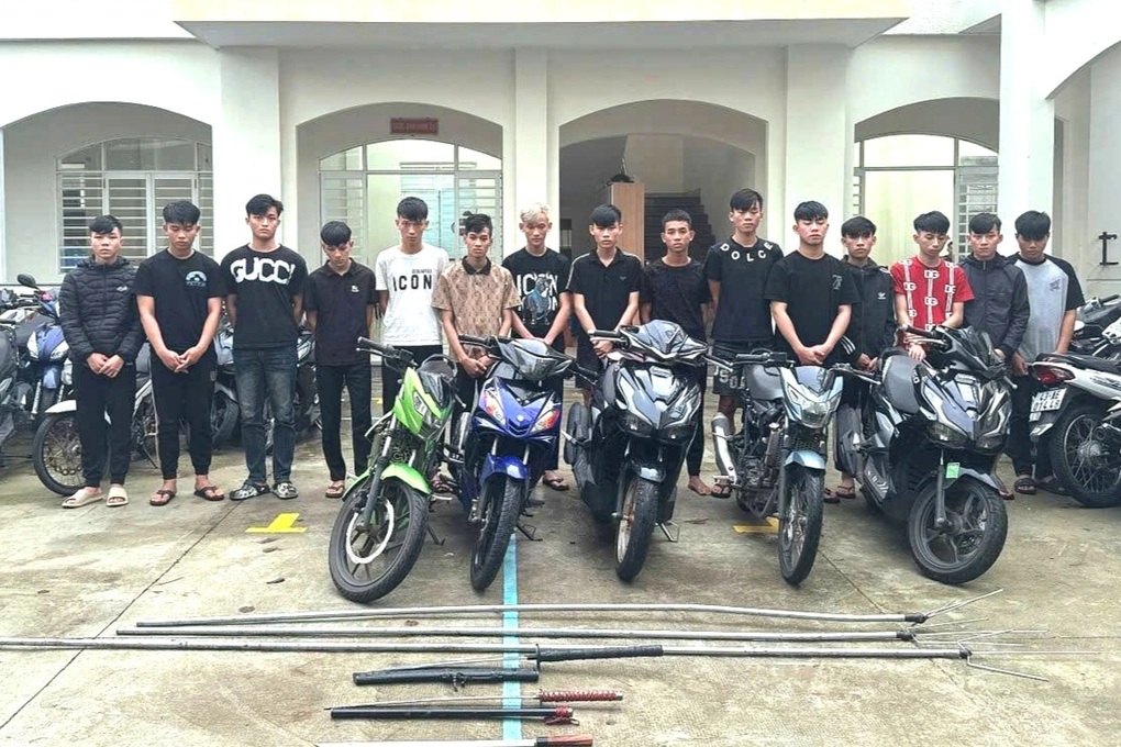 Vô cớ cầm hung khí đuổi đánh người đi đường, 15 thanh niên bị khởi tố - 1