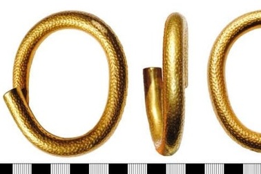 Hàng ngàn cổ vật quý từ thời trung đại được thợ săn nghiệp dư phát hiện