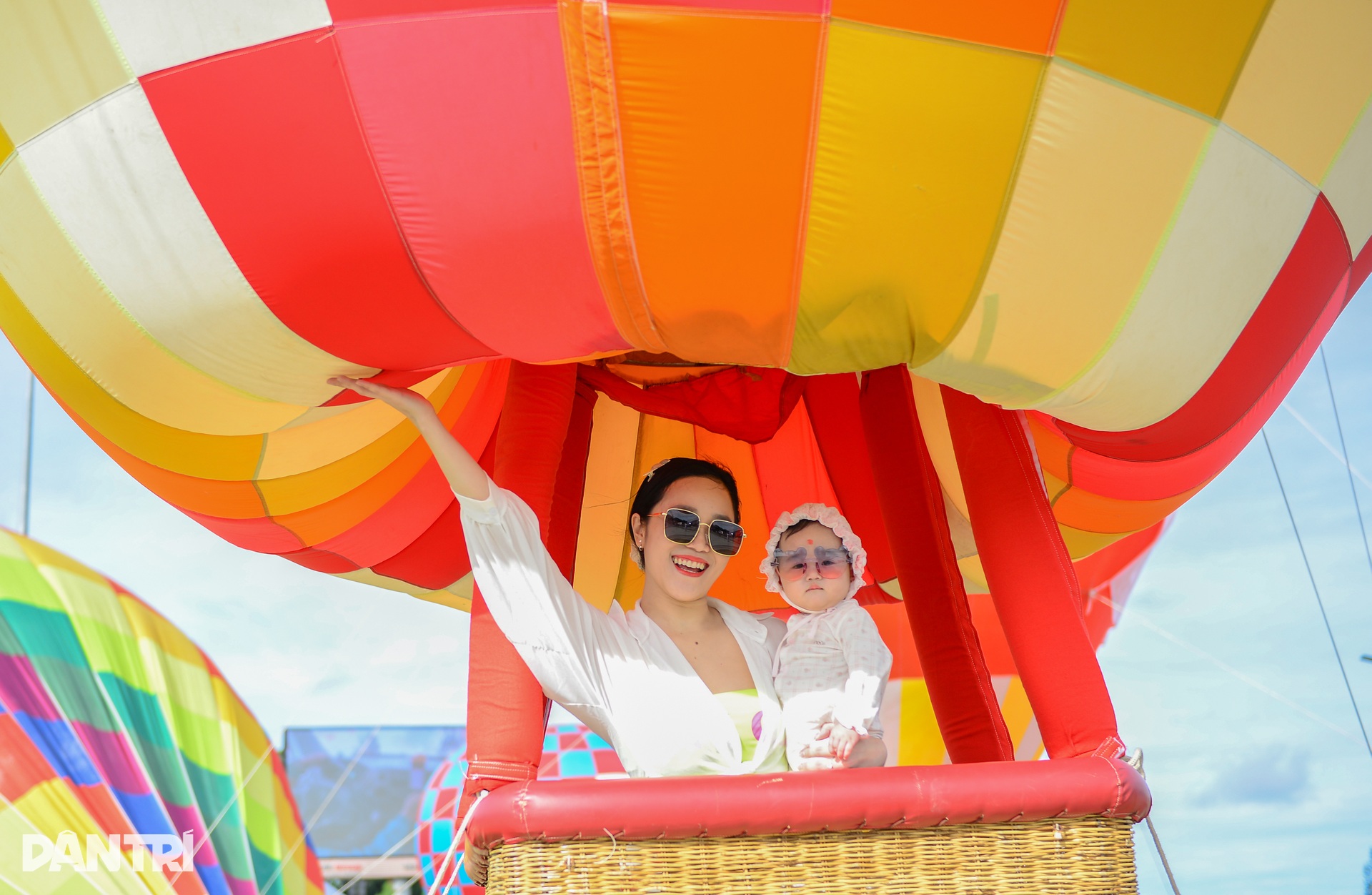 Langit Da Lat berwarna-warni semasa festival belon udara panas - 1 Bầu trời Đà Lạt rực rỡ sắc màu trong lễ hội khinh khí cầu - 1