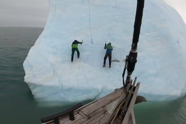 Thót tim khoảnh khắc tảng băng trôi đổ sập lên các nhà thám hiểm