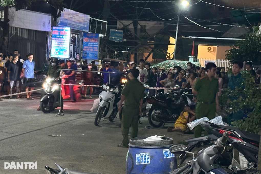 Hai vợ chồng tử vong trước cửa nhà ở TPHCM - 1