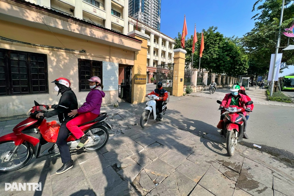 Vỉa hè lát đá siêu bền ở Hà Nội, vì sao phải vá? - 2 Vỉa hè lát đá siêu bền ở Hà Nội, vì sao phải vá? - 2