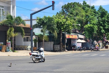 Xe cứu thương "lặng lẽ" vượt đèn đỏ gây tai nạn: Trên xe có bệnh nhân