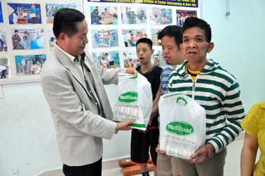 Trao quà Tết đến các cháu nạn nhân chất da cam