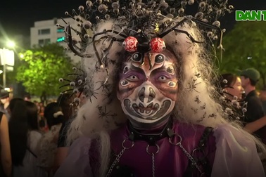 Giới trẻ hóa trang thành "ma quỷ "đêm Halloween ở TPHCM