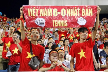 CĐV hâm nóng bầu không khí trên sân Mỹ Đình