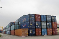 Ùn ứ 5.400 container vô chủ