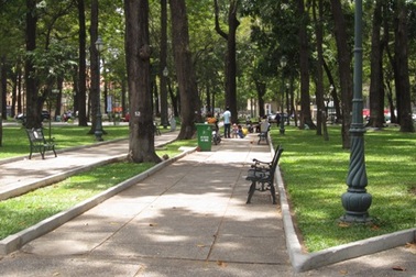 Một phụ nữ đẻ rơi ở công viên 30/4