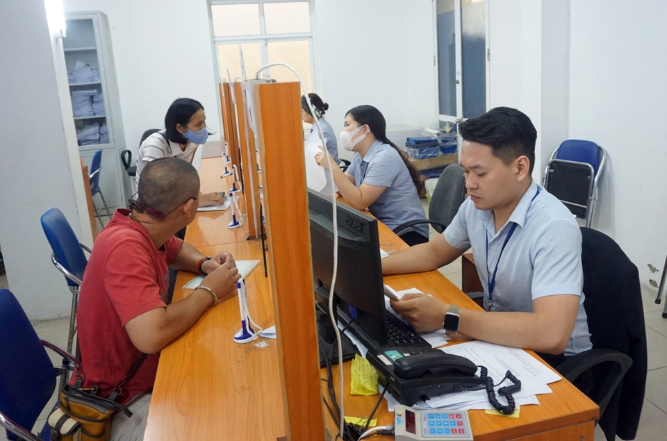 Người dân Hà Nội ùn ùn đi làm trợ cấp thất nghiệp... từ 5h sáng - 8 Người dân Hà Nội ùn ùn đi làm trợ cấp thất nghiệp... từ 5h sáng - 8