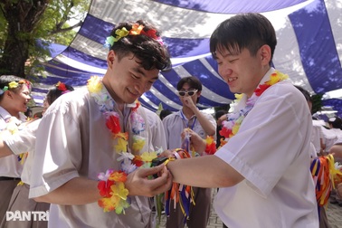 Học sinh cuối cấp rơi nước mắt ngày tổng kết, kể những đêm học đến 2h