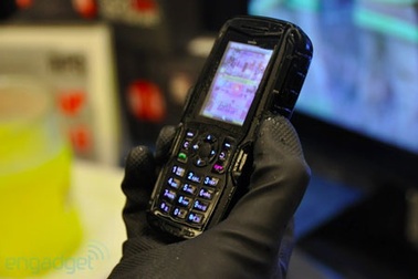 Thử độ bền điện thoại Sonim XP3300 Force 