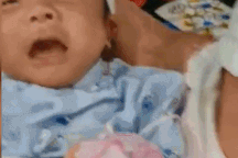 Nhói lòng 2 bé sinh non mất mẹ vì Covid-19, bố nghỉ làm đi xin sữa nuôi con