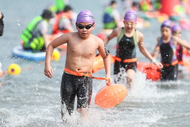 Hàng trăm VĐV nhí tranh tài bơi - chạy ở giải  Aqua Warriors Halong Bay