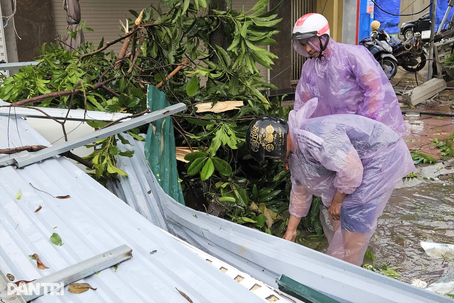 Lốc xoáy ập đến vò nát nhiều căn nhà, người dân không kịp trở tay - 10 Lốc xoáy ập đến vò nát nhiều căn nhà, người dân không kịp trở tay - 10