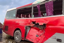 Ô tô 45 chỗ va chạm với tàu hoả: Xe chở học sinh đi học tập trải nghiệm