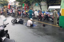 Cha gào khóc thảm thiết bên thi thể con gái sau tai nạn giao thông