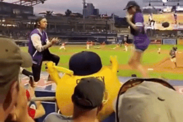 Clip gây sốt: Cô gái bỏ chạy khi bạn trai quỳ gối cầu hôn chốn đông người