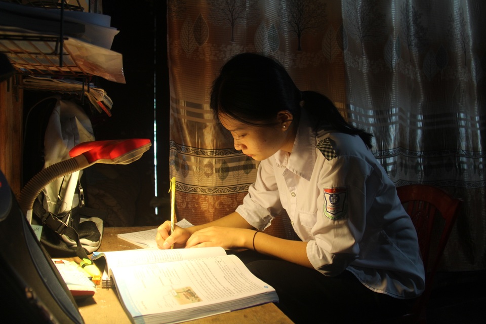 Nữ sinh xinh đẹp huyện biên giới đạt 29,75 điểm xét tuyển đại học - 3 Nữ sinh xinh đẹp huyện biên giới đạt 29,75 điểm xét tuyển đại học - 3