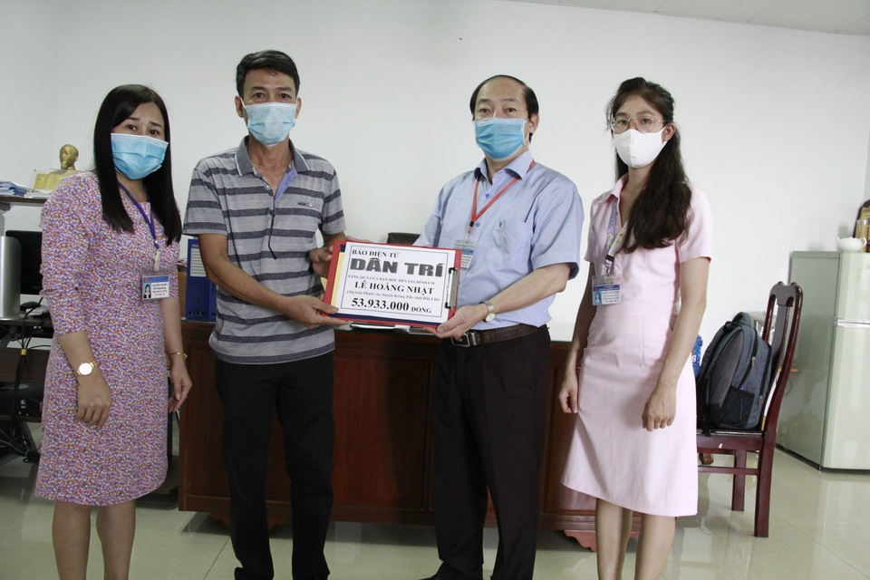 Cậu học trò giỏi ung thư máu được bạn đọc tiếp tục giúp hơn 53 triệu đồng - 1 Cậu học trò giỏi ung thư máu được bạn đọc tiếp tục giúp hơn 53 triệu đồng - 1