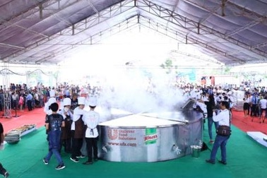 Thí sinh Hoa khôi Đồng bằng sông Cửu Long 2015 tham gia chinh phục siêu lẩu Việt Nam