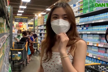 Lo mưa dông, hàng nghìn người dân TPHCM đổ về trung tâm thương mại chơi lễ