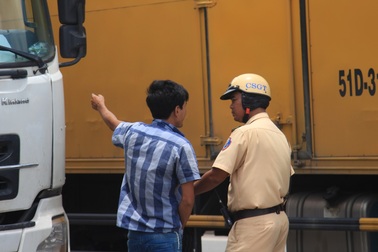 Bị CSGT xử phạt, tài xế xin thông cảm vì tháng… “xá tội vong nhân"