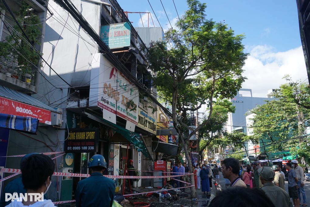 Cháy cửa hàng bán đồ thể thao, nhiều người hoảng loạn - 1 Cháy cửa hàng bán đồ thể thao, nhiều người hoảng loạn - 1